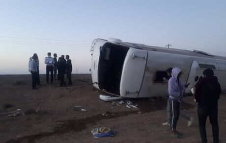 اتوبوس مسافربری واژگون شد / ۳۳ مسافر مصدوم شدند