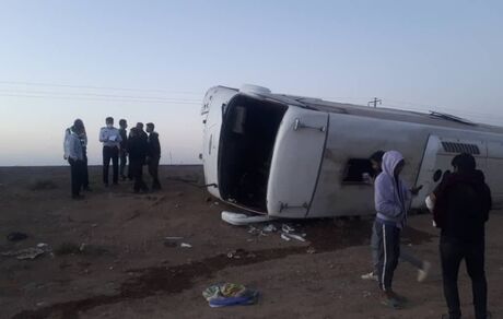 اتوبوس مسافربری واژگون شد / ۳۳ مسافر مصدوم شدند