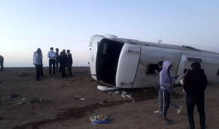 اتوبوس مسافربری واژگون شد / ۳۳ مسافر مصدوم شدند
