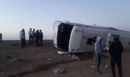 اتوبوس مسافربری واژگون شد / ۳۳ مسافر مصدوم شدند