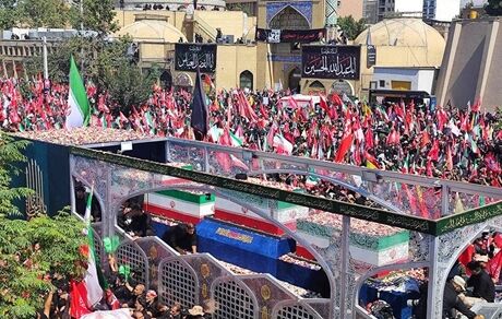 خودروی حامل پیکر مطهر رهبر شهید انقلاب به میدان آزادی رسید