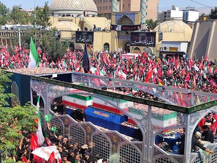 خودروی حامل پیکر مطهر رهبر شهید انقلاب به میدان آزادی رسید