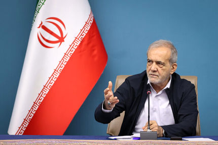 رئیس جمهور:  ۲۰۲ پروژه حمل و نقل و پروژه بازآفرینی شهرسازی  و هواشناسی را افتتاح کردیم