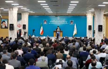 میدان مدیریتی وزارت اطلاعات باید دست نیروهای انقلابی باشد / مراقب نفوذ و ایجاد انحراف توسط دشمن باشید