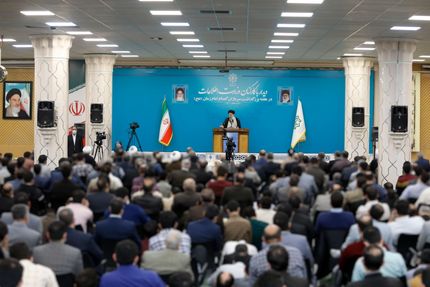 میدان مدیریتی وزارت اطلاعات باید دست نیروهای انقلابی باشد / مراقب نفوذ و ایجاد انحراف توسط دشمن باشید