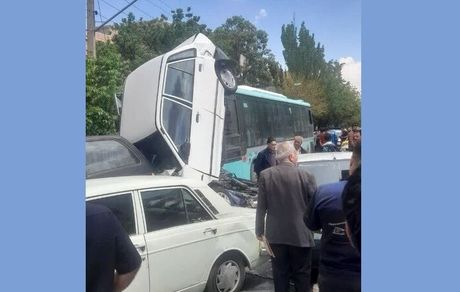 در تبریز، اتوبوس ترمز برید و به خودروها خسارت زد