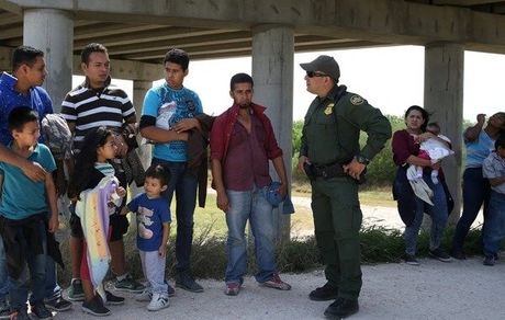 پیشنهاد ترامپ؛ به پای مهاجران شلیک کنید