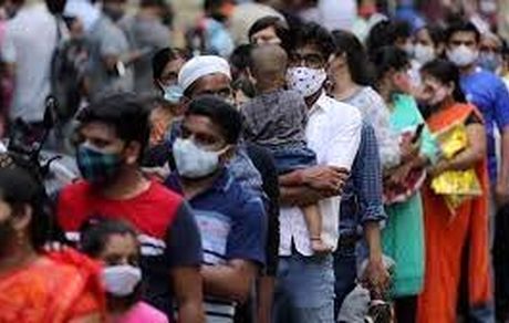 فعالان بهداشتی در هند به‌ هر دری می‌زنند تا مردم ماسک بزنند