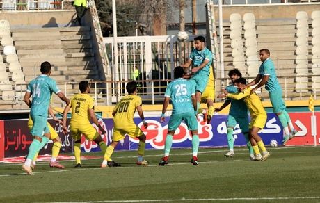 شمس آذر قزوین با پیکان در تهران از منطقه سقوط بیرون آمد