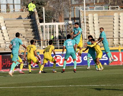 شمس آذر قزوین با پیکان در تهران از منطقه سقوط بیرون آمد