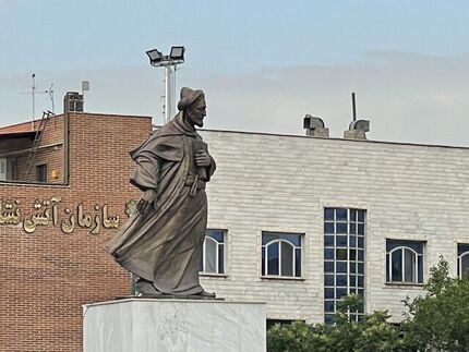 بزرگترین مجسمه برنزی تهران در میدان سعدی رونمایی شد