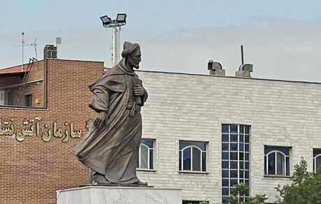 بزرگترین مجسمه برنزی تهران در میدان سعدی رونمایی شد