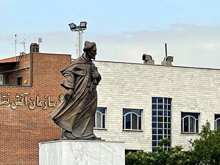 بزرگترین مجسمه برنزی تهران در میدان سعدی رونمایی شد