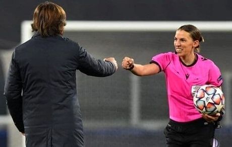 اولین زنی که در لیگ قهرمانان اروپا قضاوت کرد+عکس