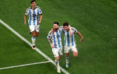 اقدام جالب مسی پس از دریافت جایزه بهترین بازیکن!