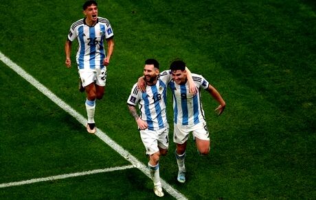 اقدام جالب مسی پس از دریافت جایزه بهترین بازیکن!