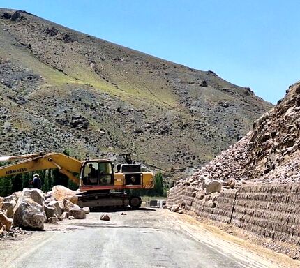 ریزش سنگ از کوه جاده مرزی در آذربایجان‌غربی را بست