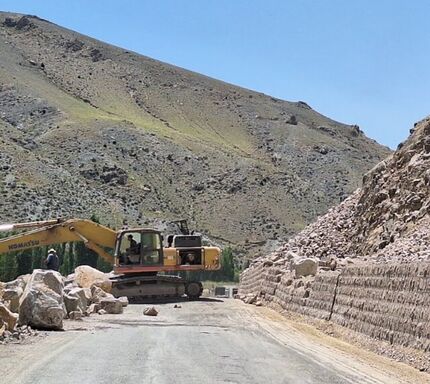 ریزش سنگ از کوه جاده مرزی در آذربایجان‌غربی را بست