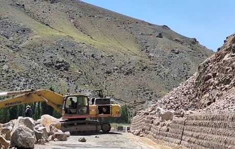 ریزش سنگ از کوه جاده مرزی در آذربایجان‌غربی را بست