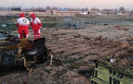پایین آوردن پرچم دانشگاه کارلتون در احترام به دانشجویان قربانی سانحه هواپیما