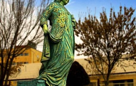 مجسمه اولین زن تاریخ‌نگار جهان در سنندج نصب شد