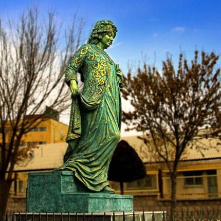 مجسمه اولین زن تاریخ‌نگار جهان در سنندج نصب شد