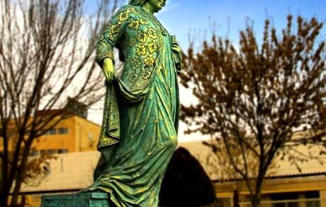 مجسمه اولین زن تاریخ‌نگار جهان در سنندج نصب شد