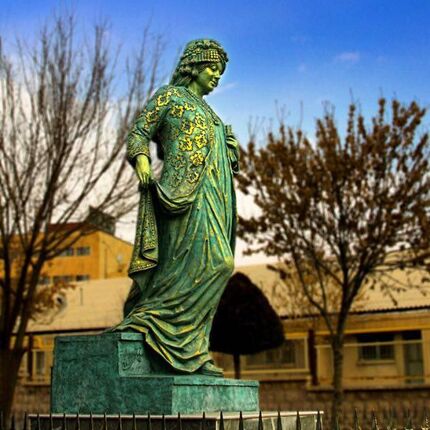 مجسمه اولین زن تاریخ‌نگار جهان در سنندج نصب شد