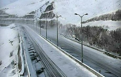 مسدود شدن محورهای مواصلاتی مختلف کشور به علت برف و کولاک شدید