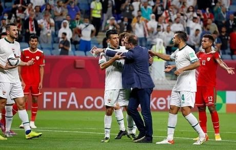 اتفاق عجیب و جنجالی در بازی دیشب جام جهانی عرب / حمله مربی به بازیکن