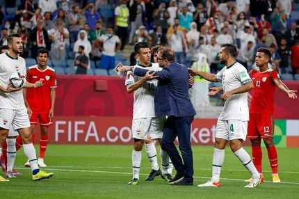 اتفاق عجیب و جنجالی در بازی دیشب جام جهانی عرب / حمله مربی به بازیکن