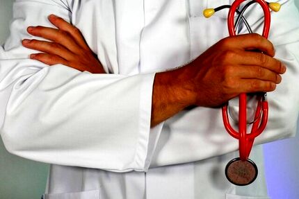 تورم ۱۰۰درصدی در حوزه سلامت / کاهش تاسیس مطب از سوی پزشکانِ نسخه‌نویس