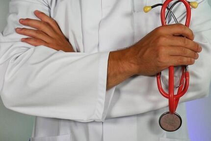 تورم ۱۰۰درصدی در حوزه سلامت / کاهش تاسیس مطب از سوی پزشکانِ نسخه‌نویس