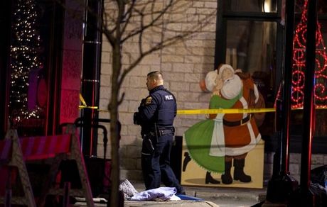 حمله با خودرو به  مردم شرکت کننده در رژه کریسمس در آمریکا / ده‌ها نفر کشته و زخمی شدند