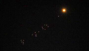 یک خبرگزاری: فعال شدن پدافندها بدلیل حضور ریزپرنده‌ها بود