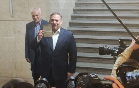 ثبت نام وزیر اقتصاد دولت احمدی نژاد و نماینده کنونی مجلس برای انتخابات ریاست جمهوری