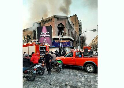 ساختمان تاریخی در تهران آتش گرفت و خاکستر شد + ویدئو