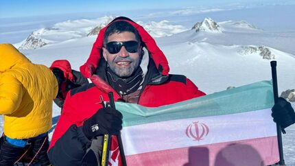 صعود نخستین مرد ایرانی به بلندترین قله قطب جنوب