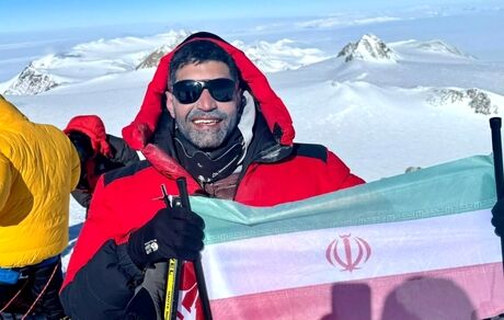 صعود نخستین مرد ایرانی به بلندترین قله قطب جنوب