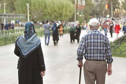 زندگی بیش از ۱۰ میلیون سالمند بالای ۶۵ سال در کشور