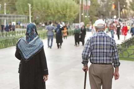 زندگی بیش از ۱۰ میلیون سالمند بالای ۶۵ سال در کشور
