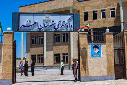نزاع دسته‌جمعی با چوب و چماق در مقابل دادگستری اهر!