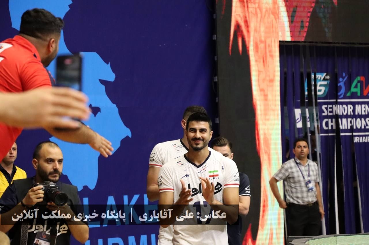 جام ۲۲: دیدار تیم‌های والیبال ایران و هنگ‌کنگ در سالن پر از تماشاگر غدیر ارومیه