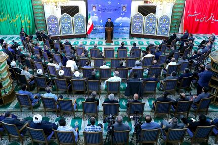 دولت مردمی با الگو گرفتن از مرام ایثارگران با قدرت در مسیر تحقق پیشرفت و عدالت گام برخواهد داشت