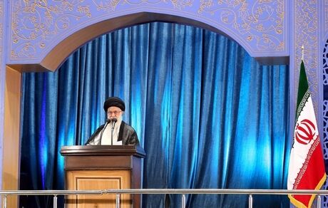 رهبر انقلاب در خطبه‌های نمازجمعه:  / ترور سردار سلیمانی مایه روسیاهی آمریکا شد/ جنتلمن‌های پشت میز مذاکره، همان تروریست‌های فرودگاه بغداد هستند