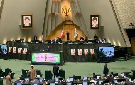 در اقدامی نمادین، تصاویر ۳۰ شهید ترورشده سپاه در مجلس به نمایش درآمد