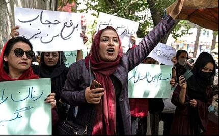 اعتراض زنان افغان علیه حکم "برقع" طالبان