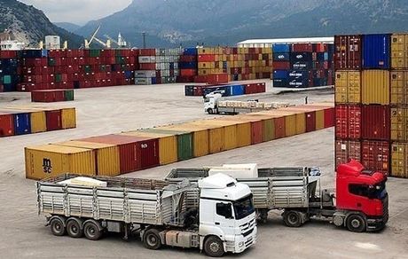 ترخیص شبانه‌روزی کالاهای اساسی از گمرک بندرلنگه