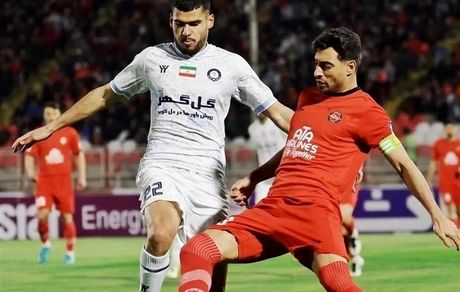 تراکتور صدرنشین لیگ برتر فوتبال در سال ۱۴۰۳ شد