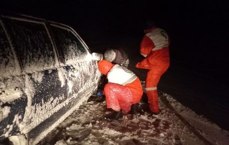 ۲۸ نفر در برف و کولاک محورهای آذربایجان‌غربی نجات یافتند
